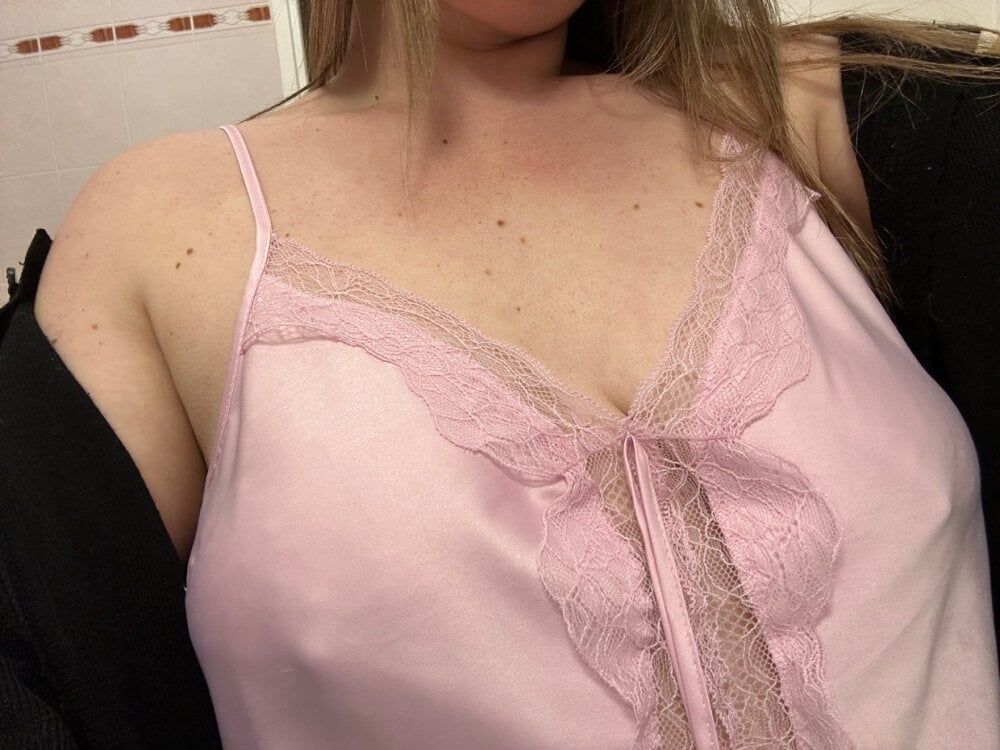 whitequeen_xxx Chatroom
